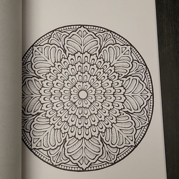Mandala adult coloring book - Picture 8 of 16